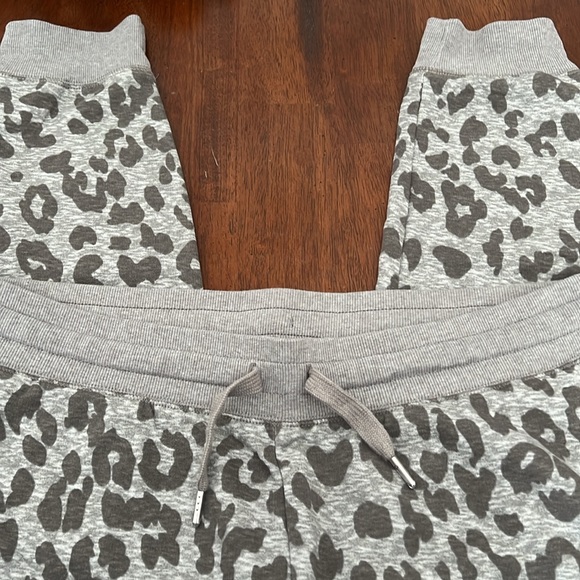 Old Navy Women’s New Rib Jogger. - Picture 3 of 4